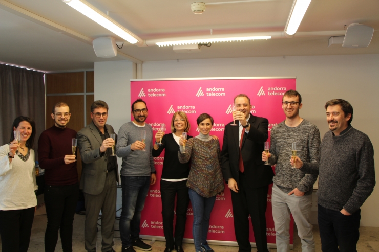 L'equip d'Andorra Telecom, juntament amb alguns periodistes, brinden pel nou curs 2020.